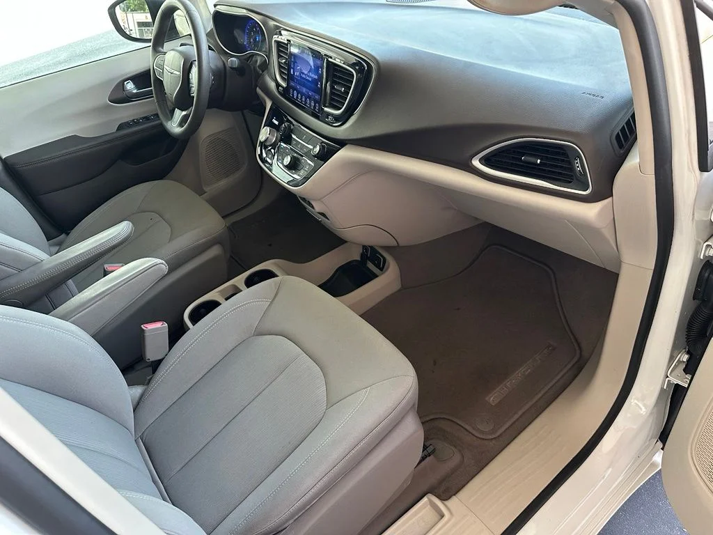Used 2017 White Chrysler Touring image 37