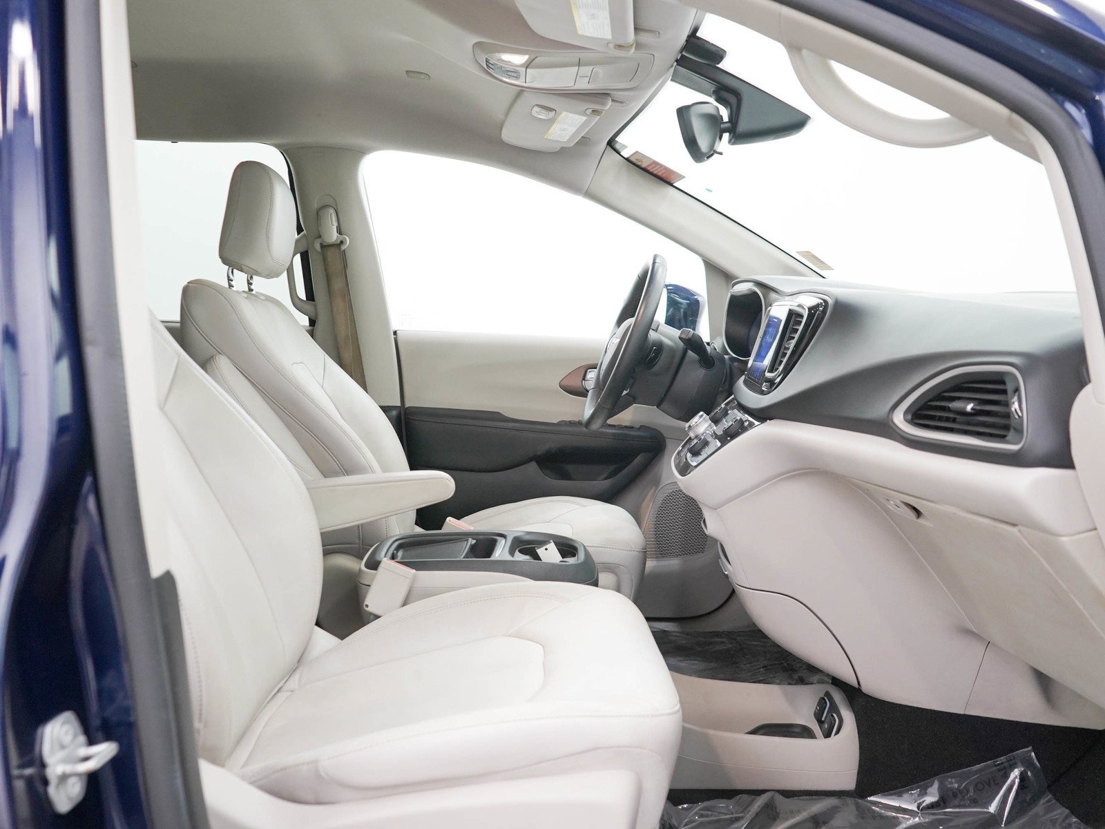 Used 2017 Jazz Blue Pearlcoat Chrysler Touring L image 13