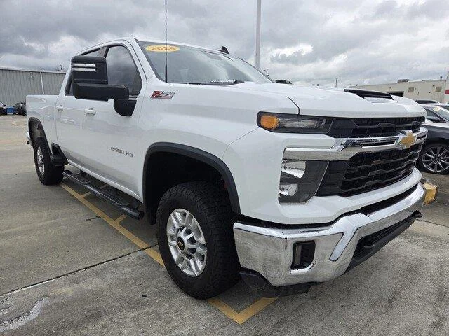 Used 2024 Summit White Chevrolet LT image 7