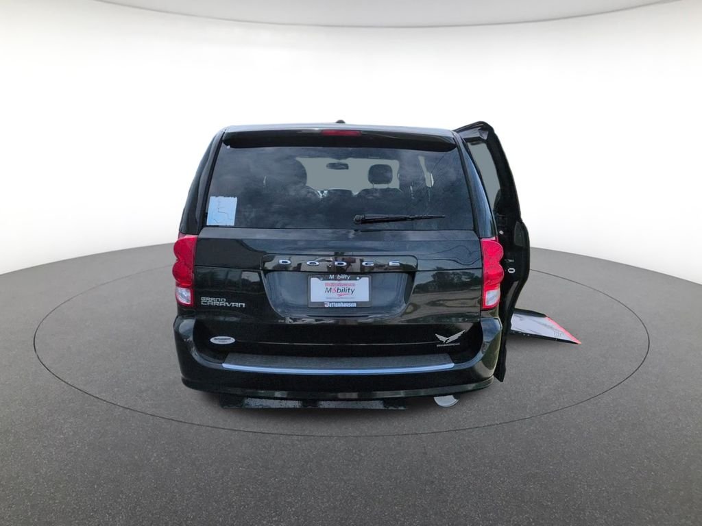 Used 2015 Black Dodge SXT image 6