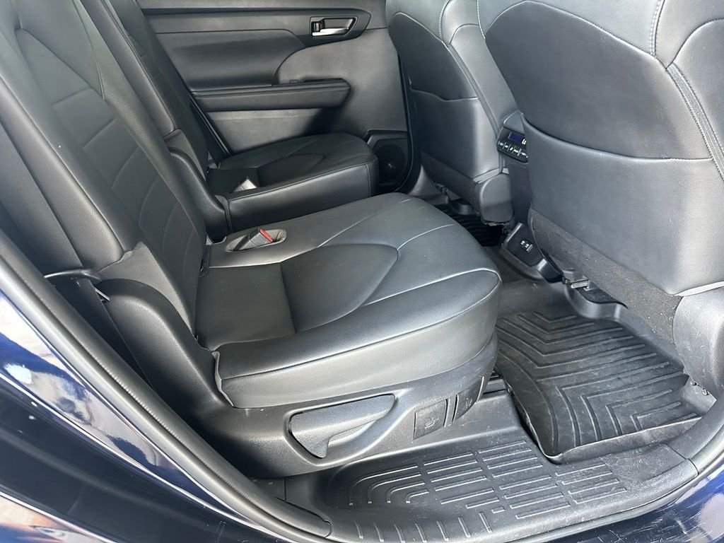 Used 2020  Toyota XLE image 35
