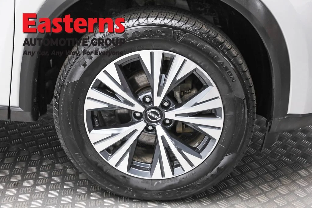Used 2022 Silver Nissan SV image 31