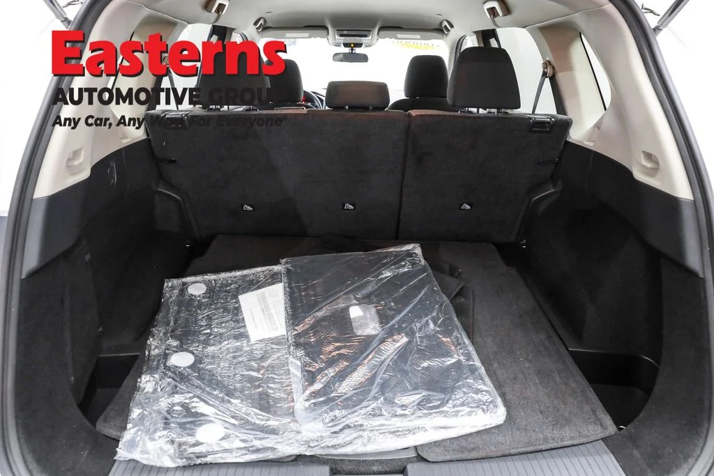 Used 2022 White Nissan SV image 9