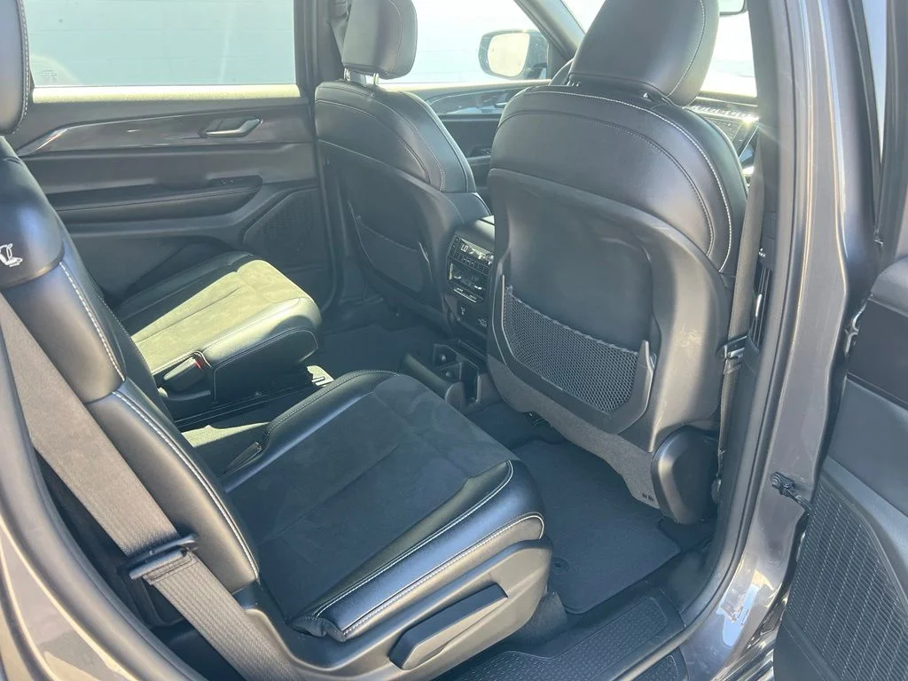 Used 2023 Metallic Jeep Altitude image 25