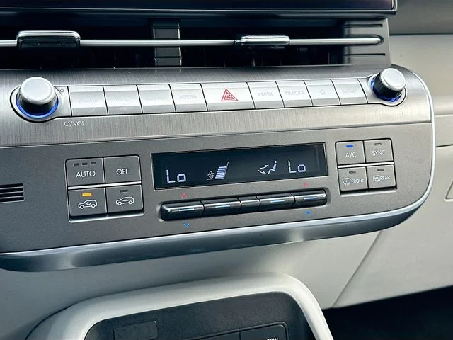 Used 2025 Green Hyundai SEL image 15
