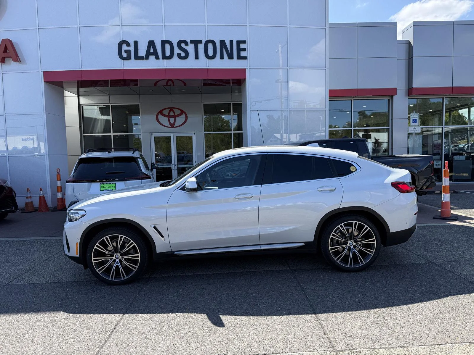 Used 2024 Mineral White Metallic BMW xDrive30i image 2