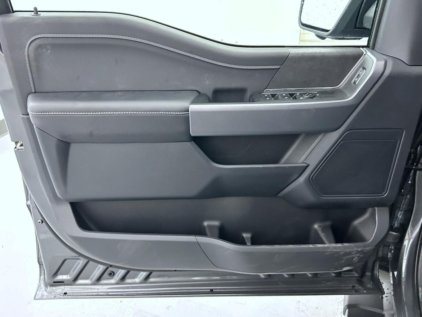 New 2026 Carbonized Gray Metallic Ford XLT image 9
