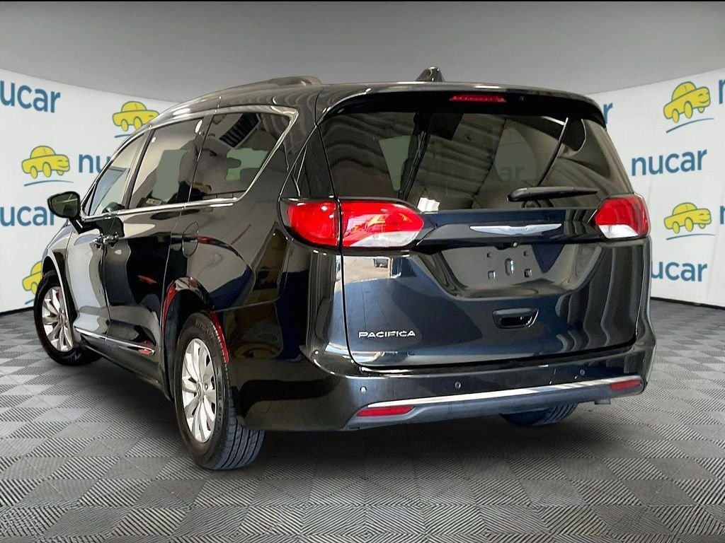 Used 2017 Black Chrysler Touring L image 4