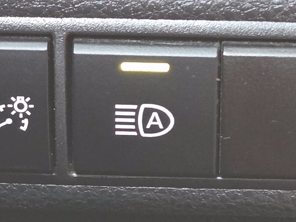 Used 2022  Toyota SE image 33