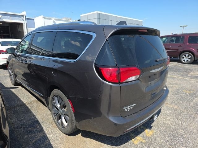Used 2018 Chrysler Pacifica Limited with VIN 2C4RC1GG2JR122406 for sale in O'Fallon, IL