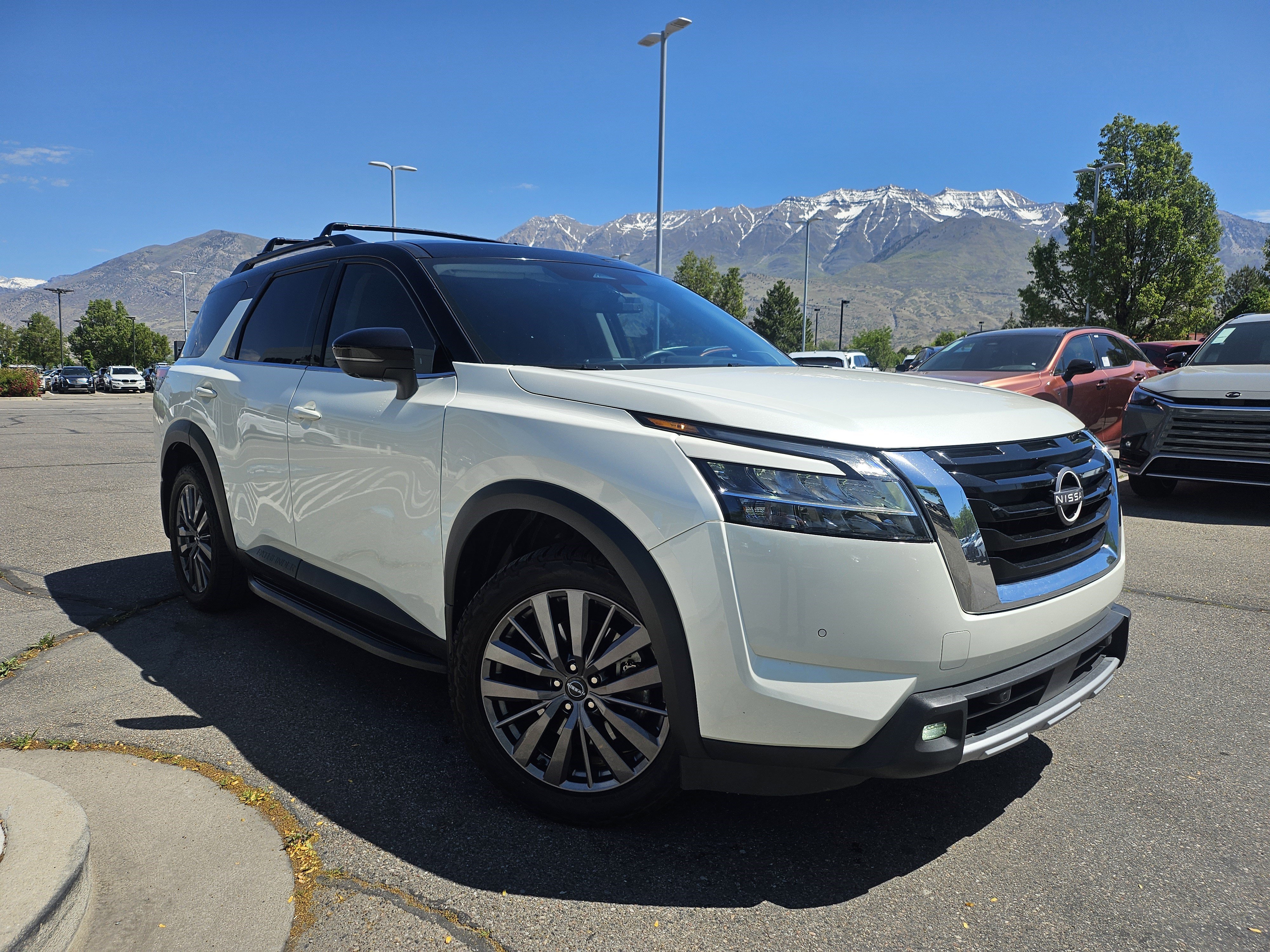 Used 2022 Pearl White Tricoat/Super Black Nissan SL image 3