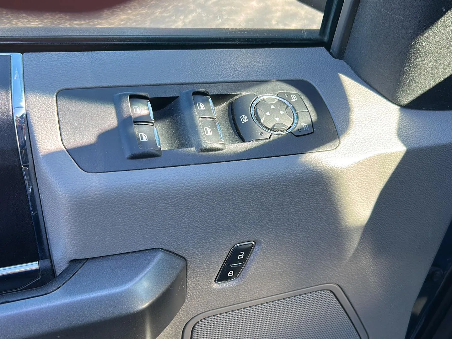 Used 2015 Blue Jeans Metallic Ford XLT image 9