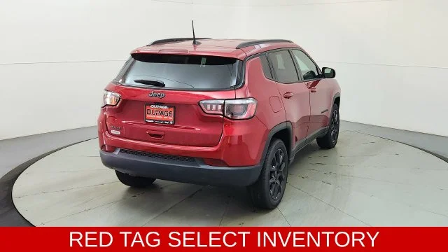 New 2026 Red Hot Pearl-Coat Exterior Paint Jeep Latitude image 9