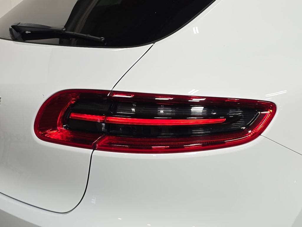 Used 2018  Porsche  image 30