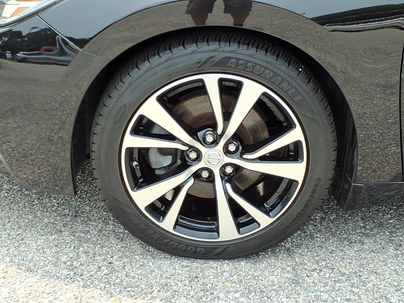 Used 2018 Super Black Nissan Platinum image 3