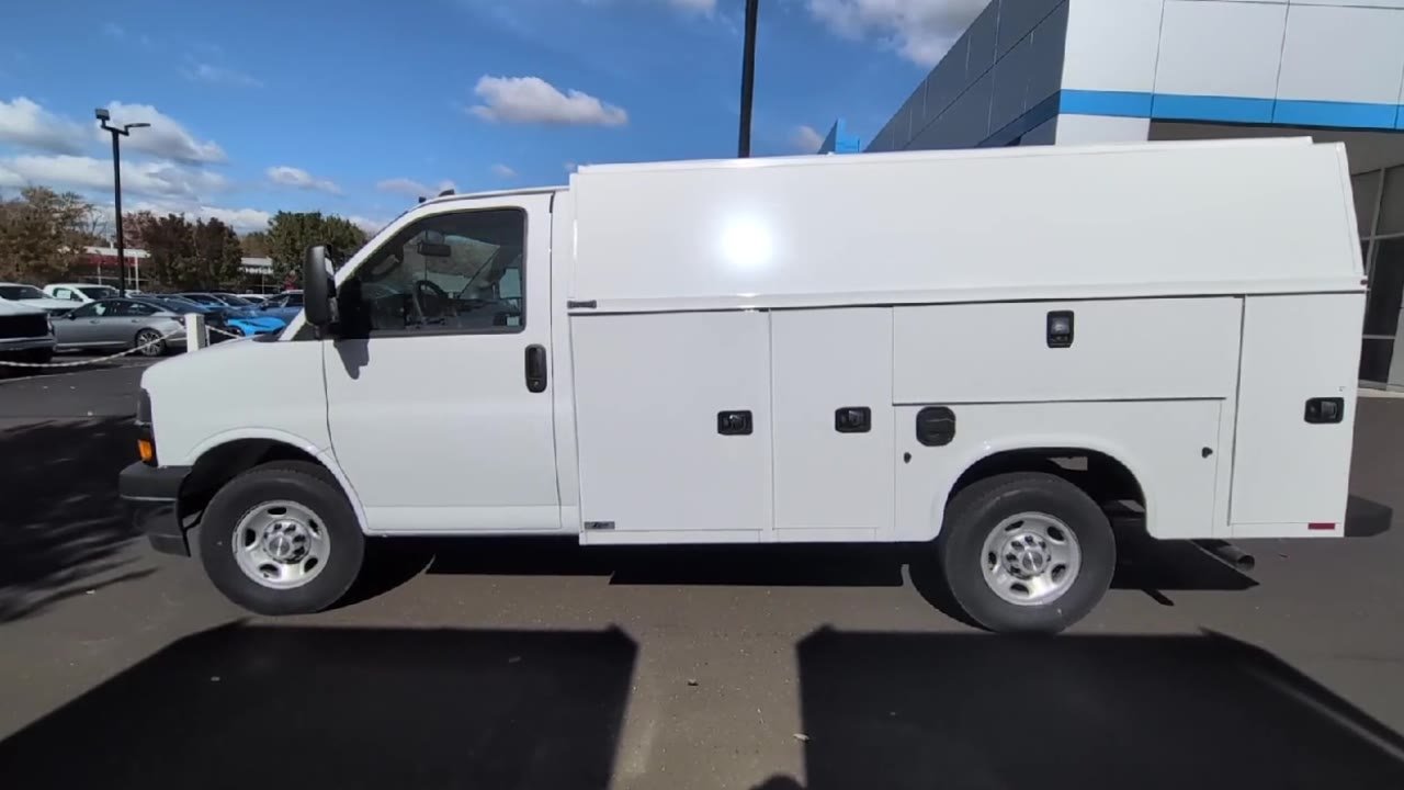 New 2025 Summit White Chevrolet 1WT image 36