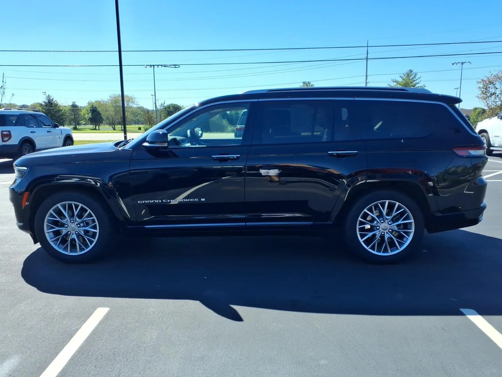 Used 2023 Bright White Clearcoat Jeep Summit image 4