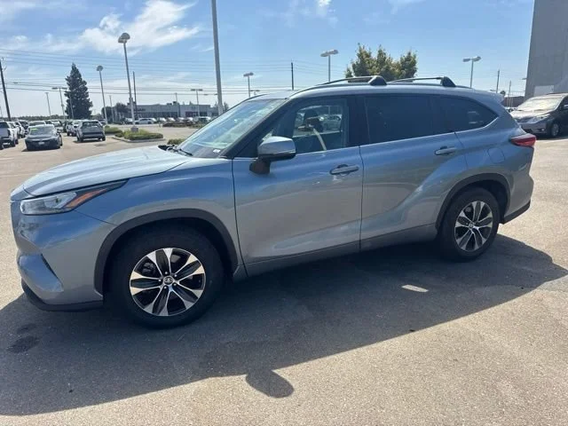 Used 2020 Moon Dust Toyota XLE image 1