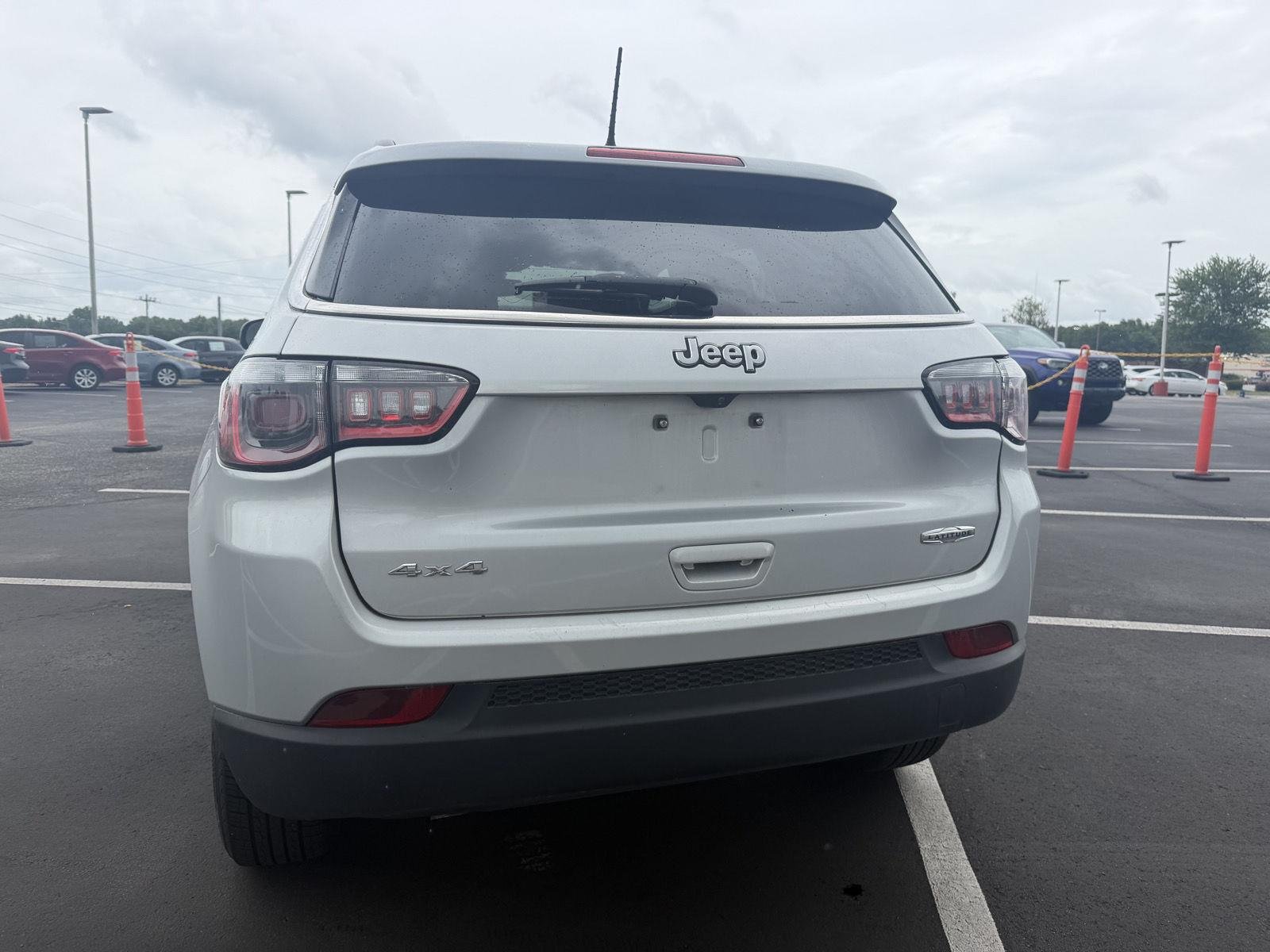 Used 2024 Silver Zynith Metallic Clearcoat Jeep Latitude image 6