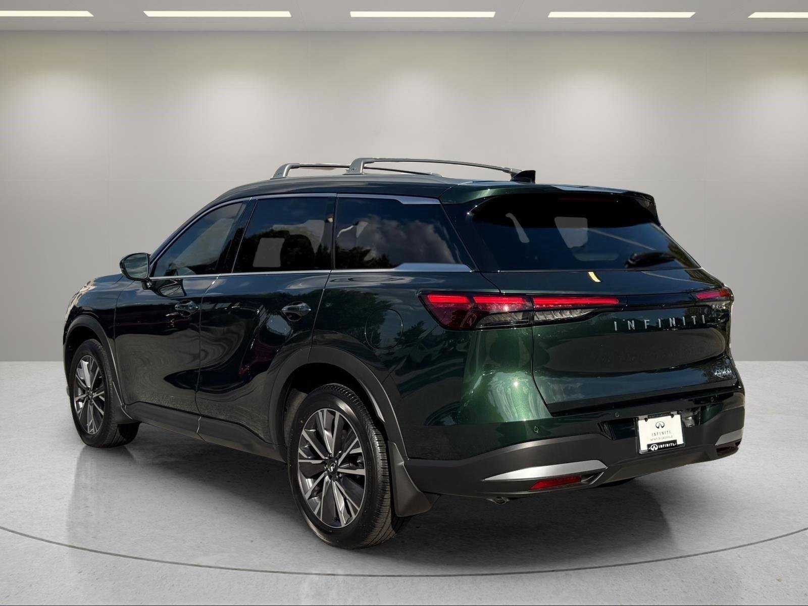 New 2027 DEEP EMERALD INFINITI Luxe FWD image 3