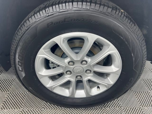 Used 2021 White Jeep Laredo E image 10