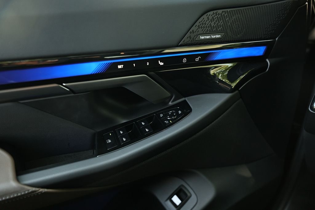 2027 BMW 5 Series 530i - Photo 12