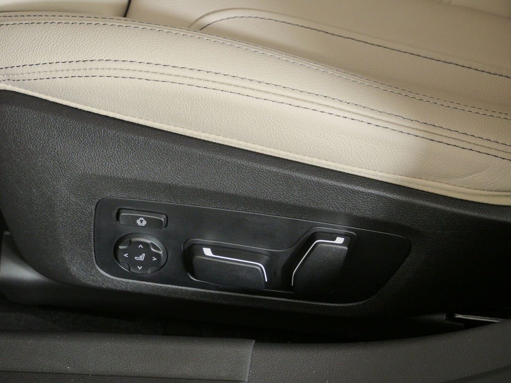 New 2026 Black Sapphire Metallic BMW 330i xDrive image 37