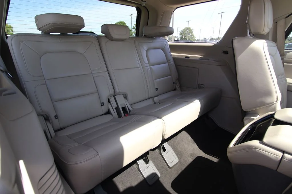 Used 2019 White Platinum Tri-Coat Metallic Lincoln Reserve image 10
