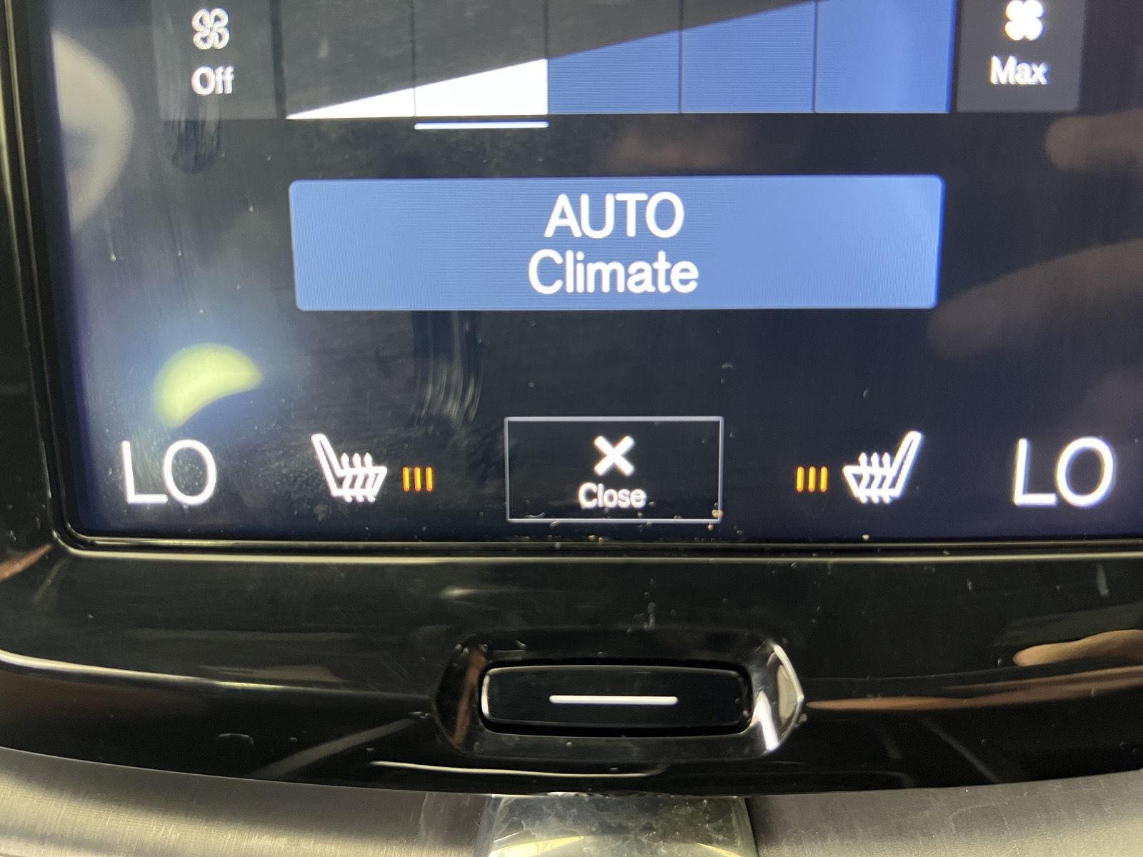 Used 2020 Onyx Black Metallic Volvo Momentum image 19