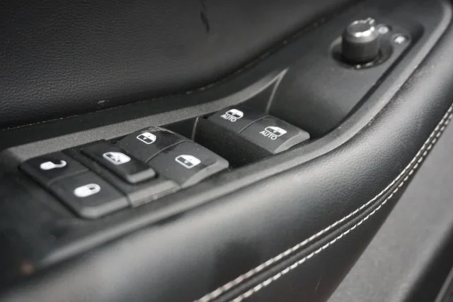 Used 2025 VELVET RED PRLC Jeep Laredo image 16