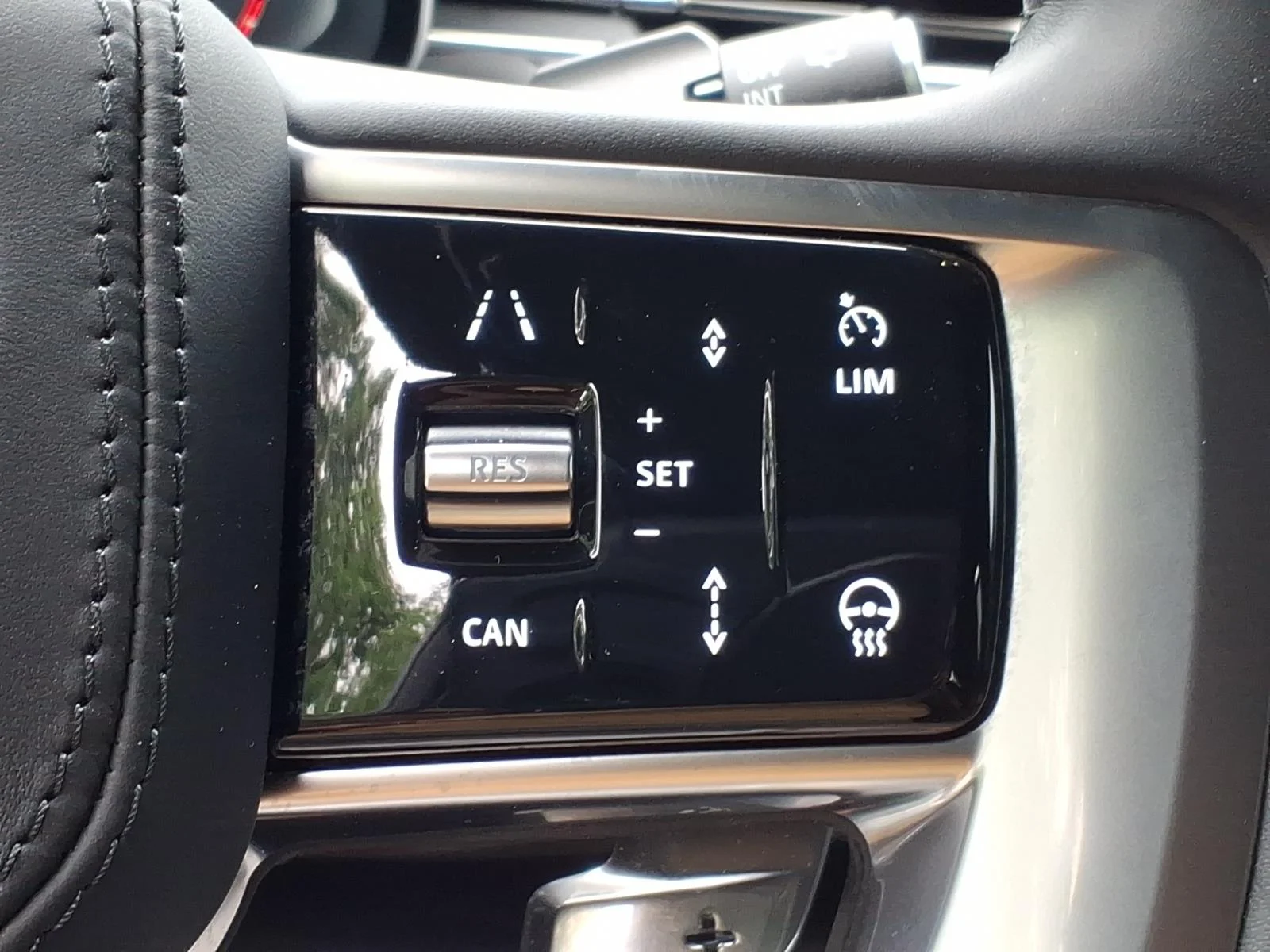 Used 2025 Batumi Gold Premium Metallic 1dm Land Rover SE LWB image 15
