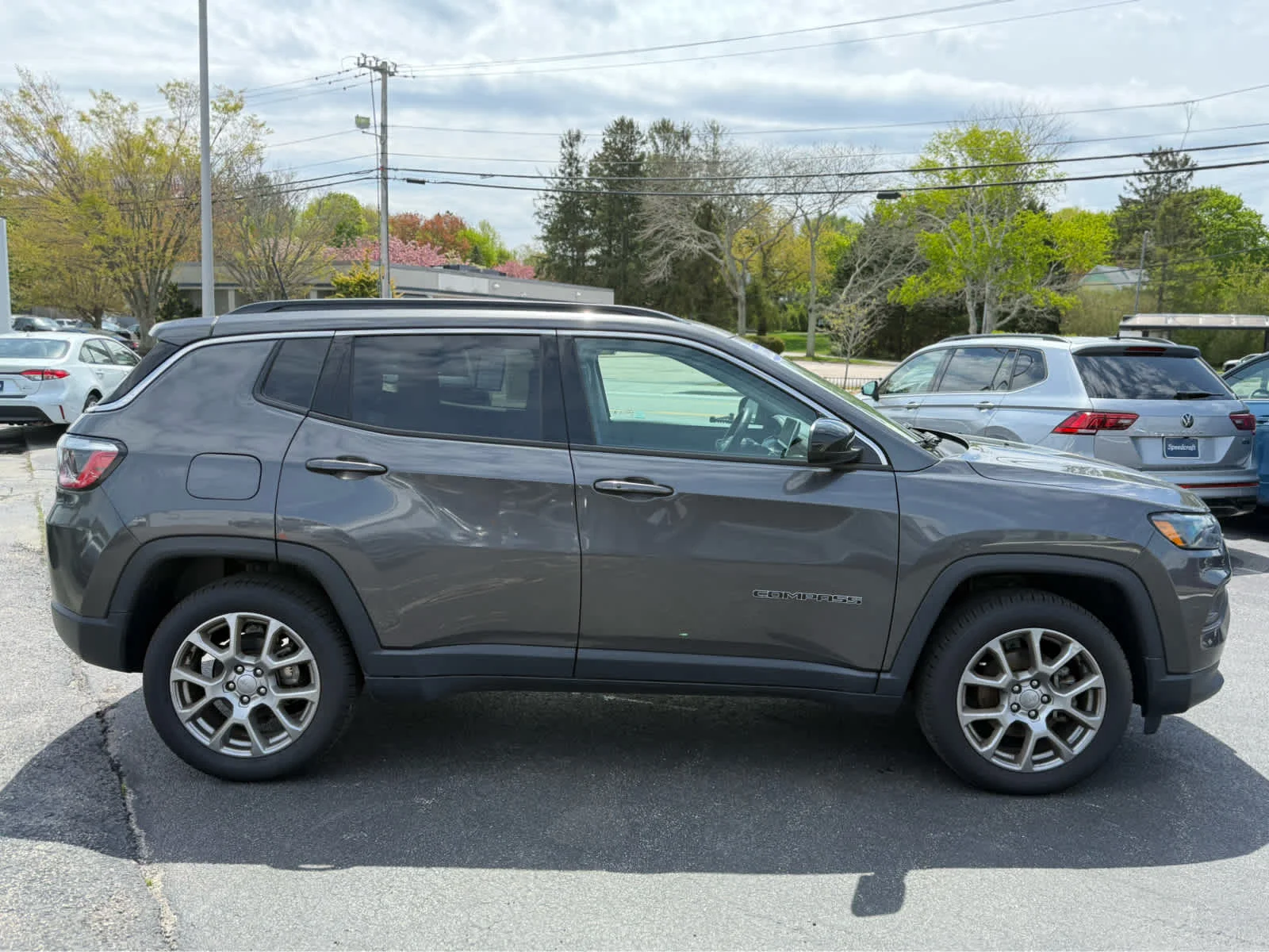 Used 2022 Granite Crystal Metallic Clearcoat Jeep Latitude Lux image 8