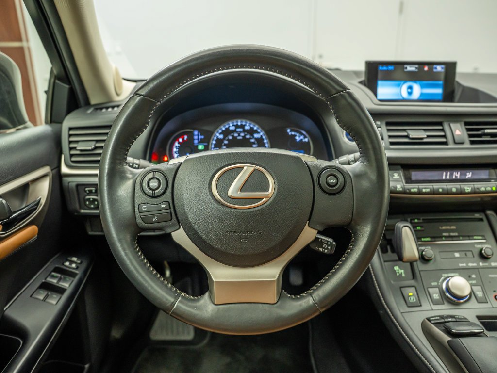 Used 2014 Pearl Lexus 200h image 39