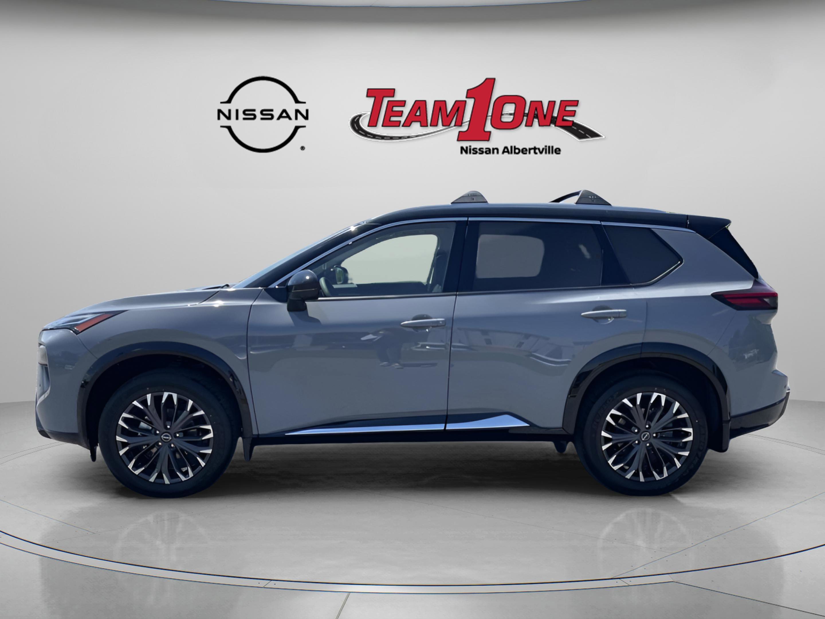New 2026 Boulder Gray Pearl / Super Black Two-tone Nissan Platinum image 3