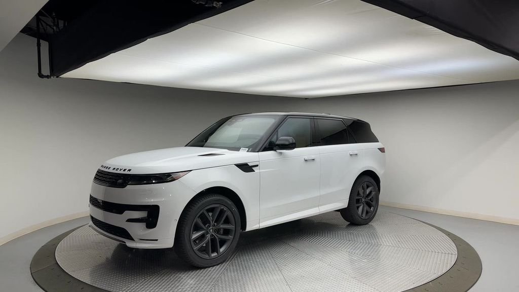 Used 2024 Fuji White Land Rover Dynamic SE image 4