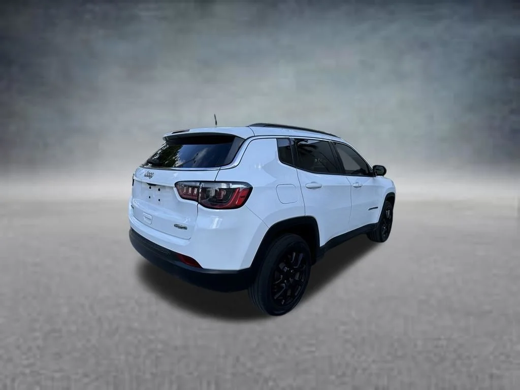 Certified Used 2022 White Jeep Latitude Lux image 7