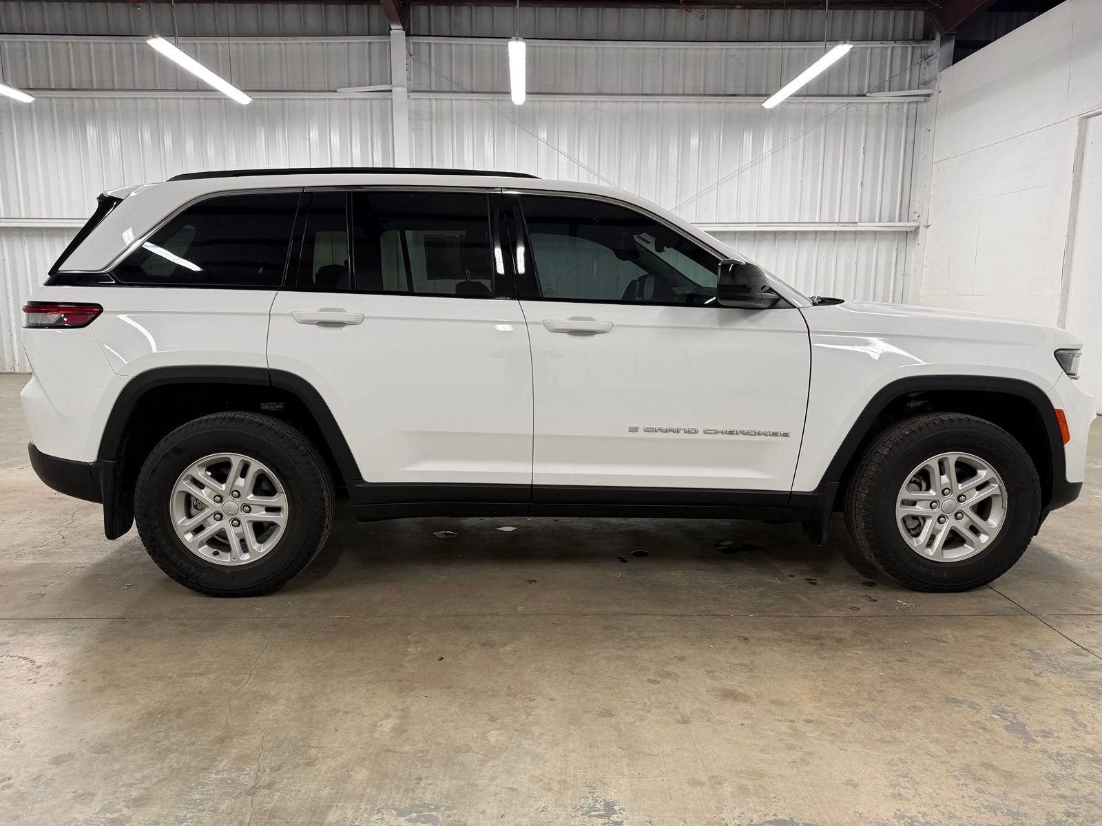 Used 2025 White Jeep Laredo image 5