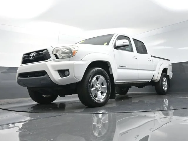 Used 2015 White Toyota Base image 43