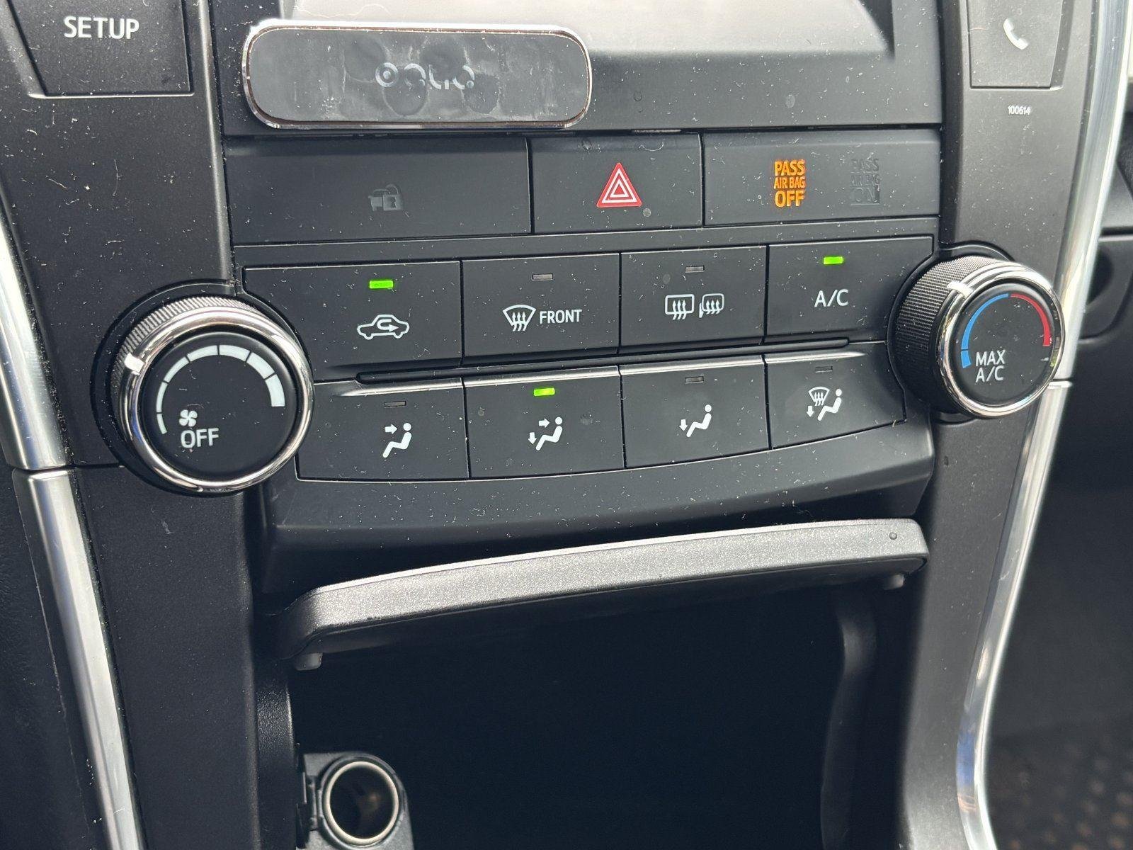 Used 2017 Blizzard Pearl Toyota SE image 21