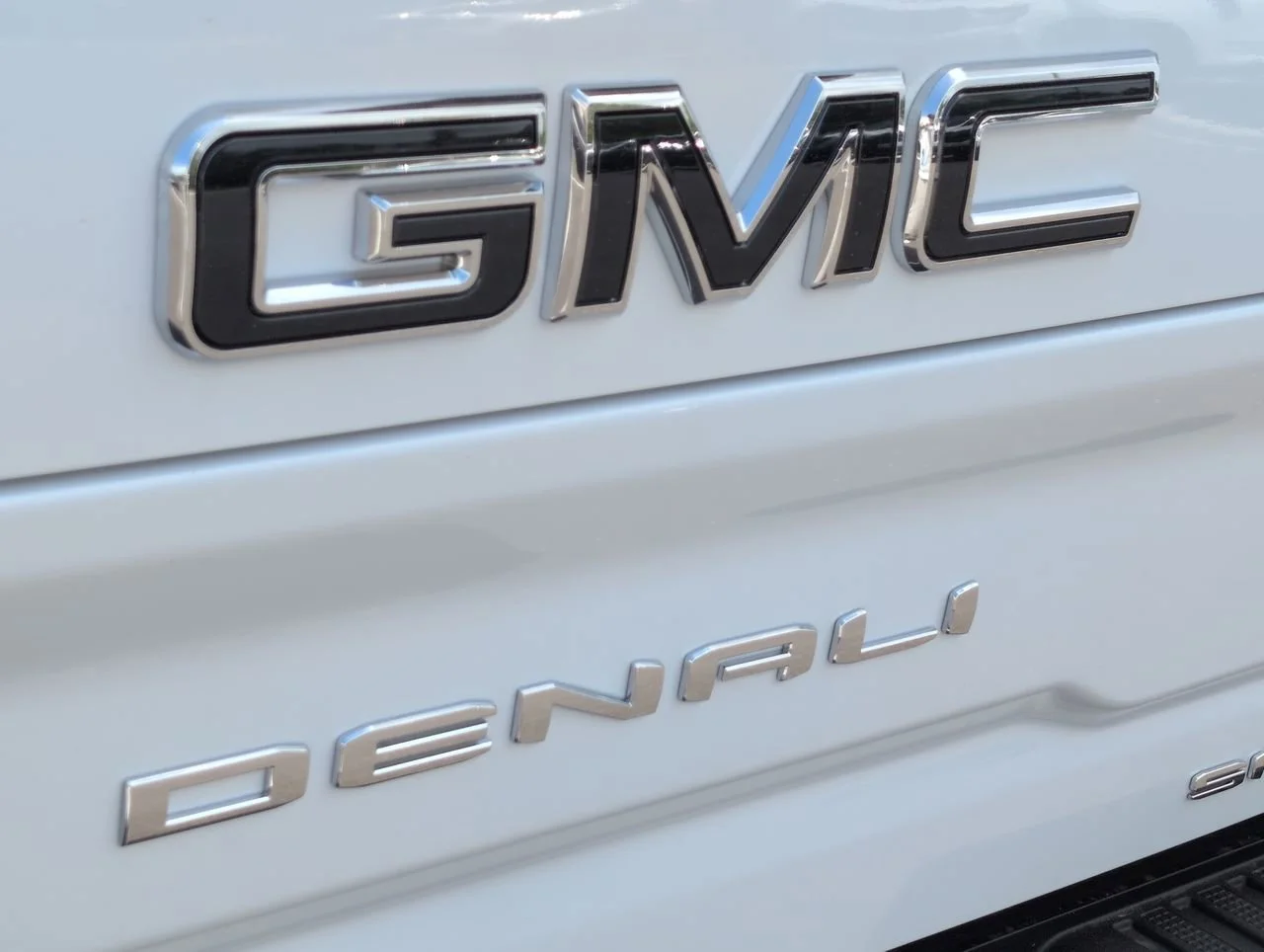 New 2026 Glacier White Tricoat GMC Denali Ultimate image 31
