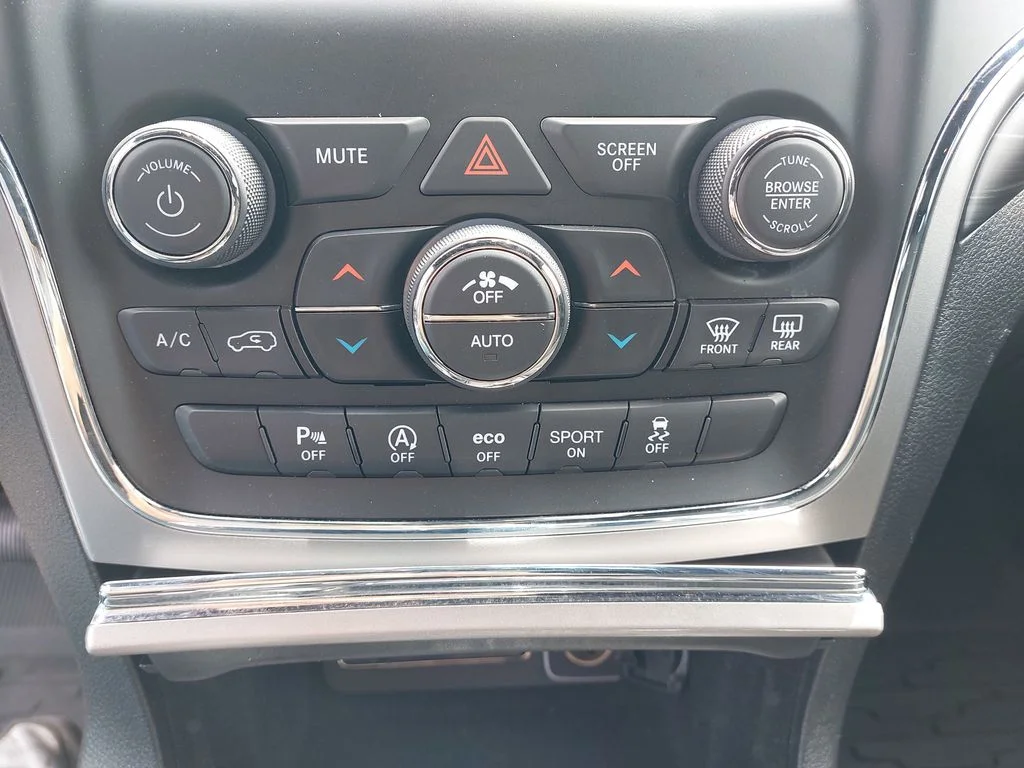 Used 2020 Gray Jeep Laredo E image 24