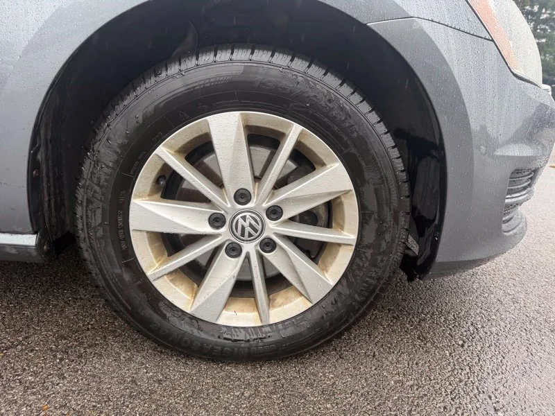 Used 2015  Volkswagen S image 9