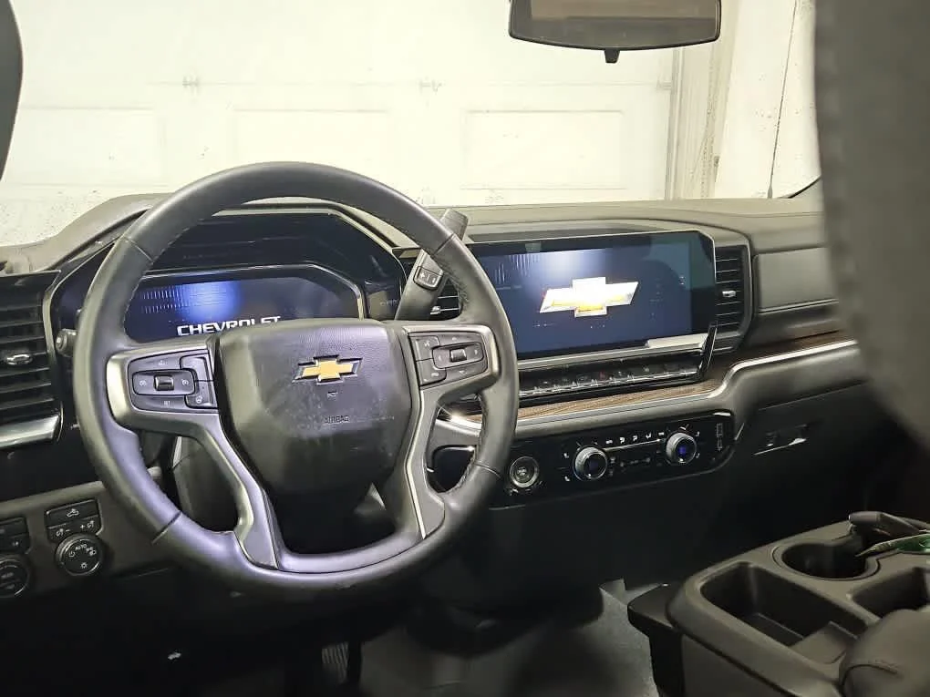 Used 2024 Summit White Chevrolet LT image 16