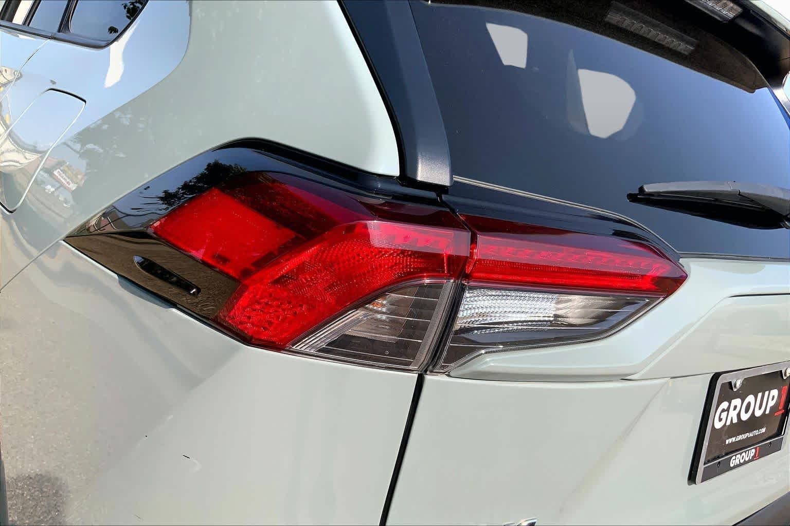 Used 2019 Lunar Rock Toyota XLE Premium image 29