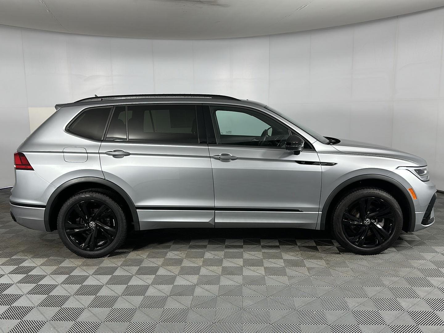 Used 2024 Pyrite Silver Metallic Volkswagen SE R-Line Black image 27