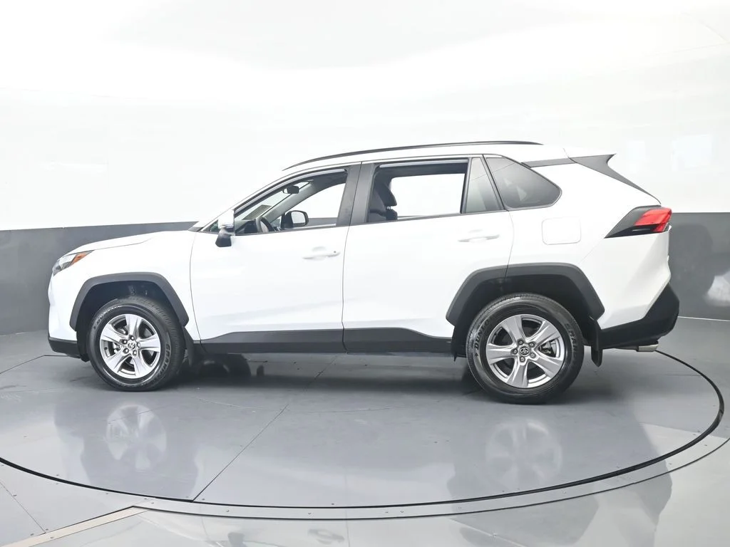 Used 2025 Ice Toyota XLE image 2