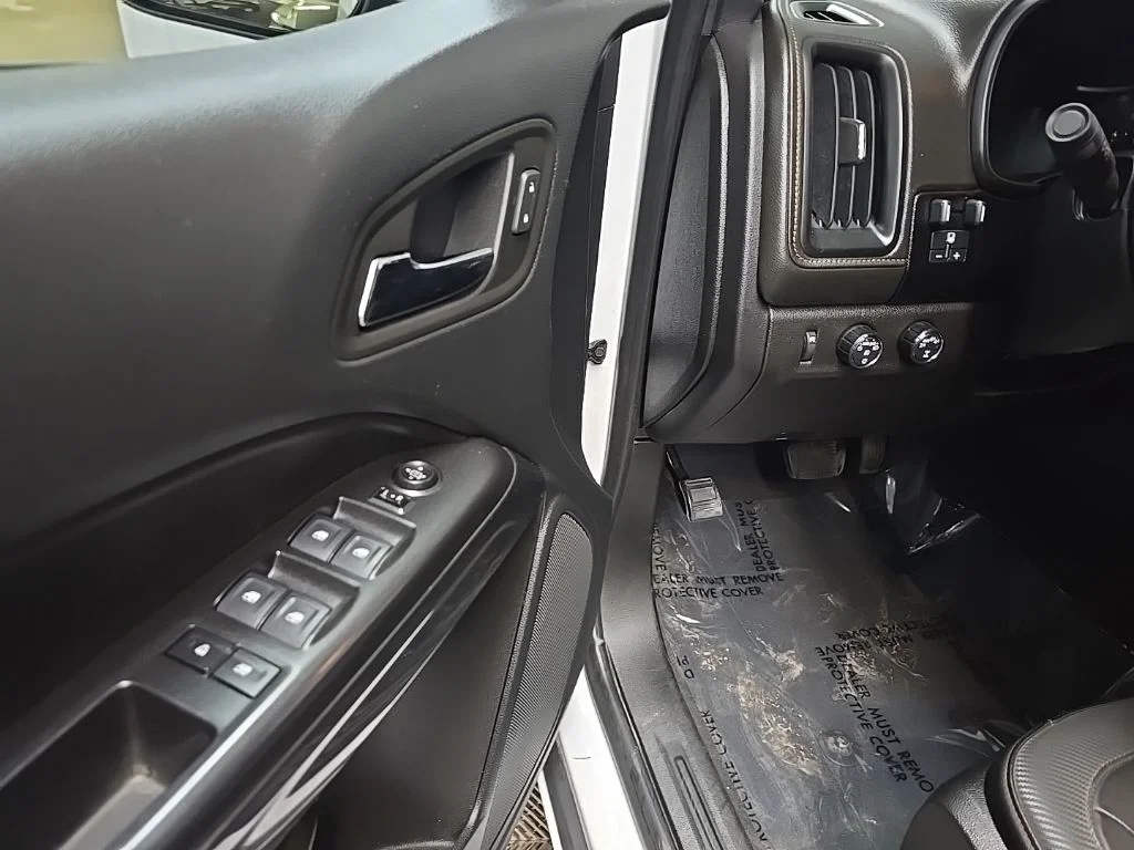 Used 2022 White GMC AT4 w/Leather image 27