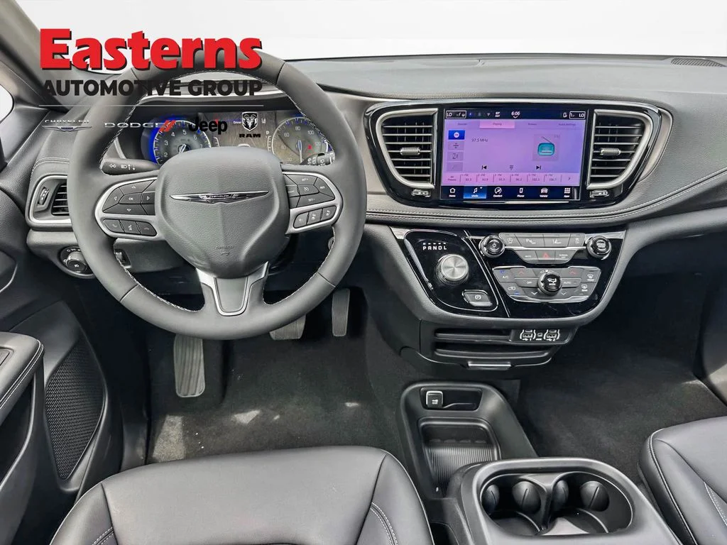 New 2025 Diamond Black Crystal Pearl-Coat Exterior Paint Chrysler Select image 13
