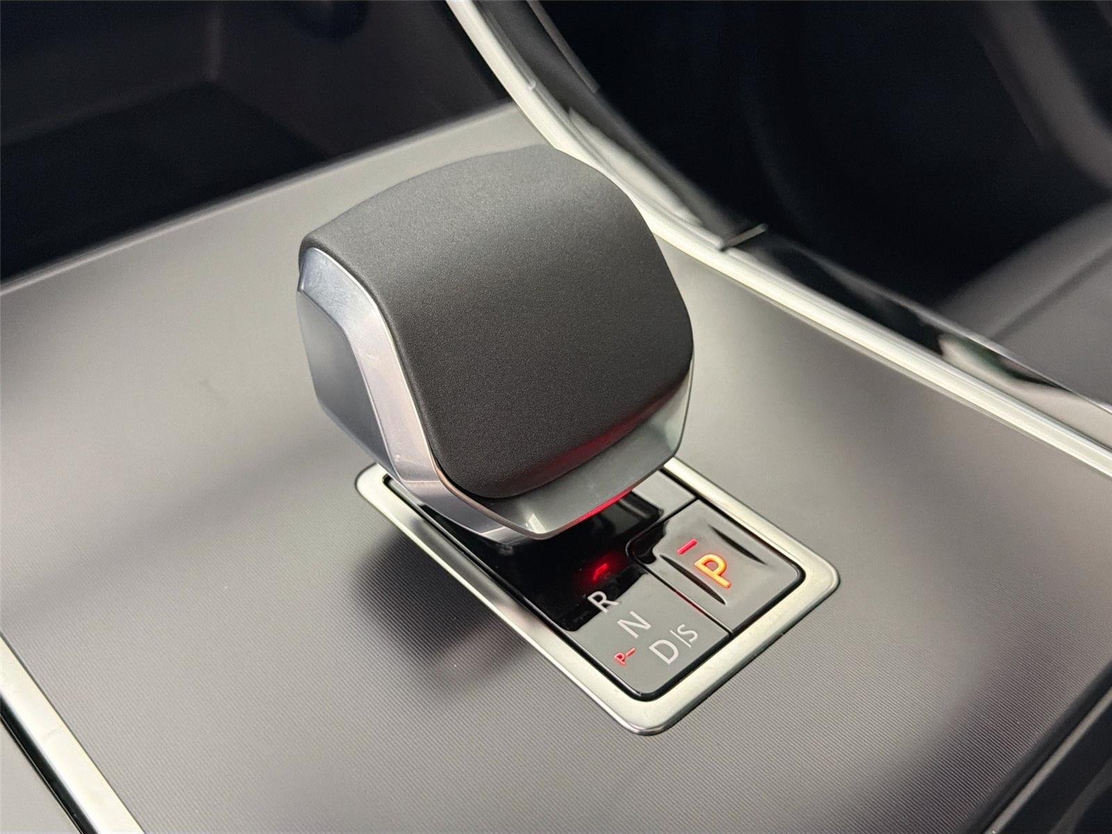 New 2026 Fuji White LAND ROVER Dynamic SE image 16