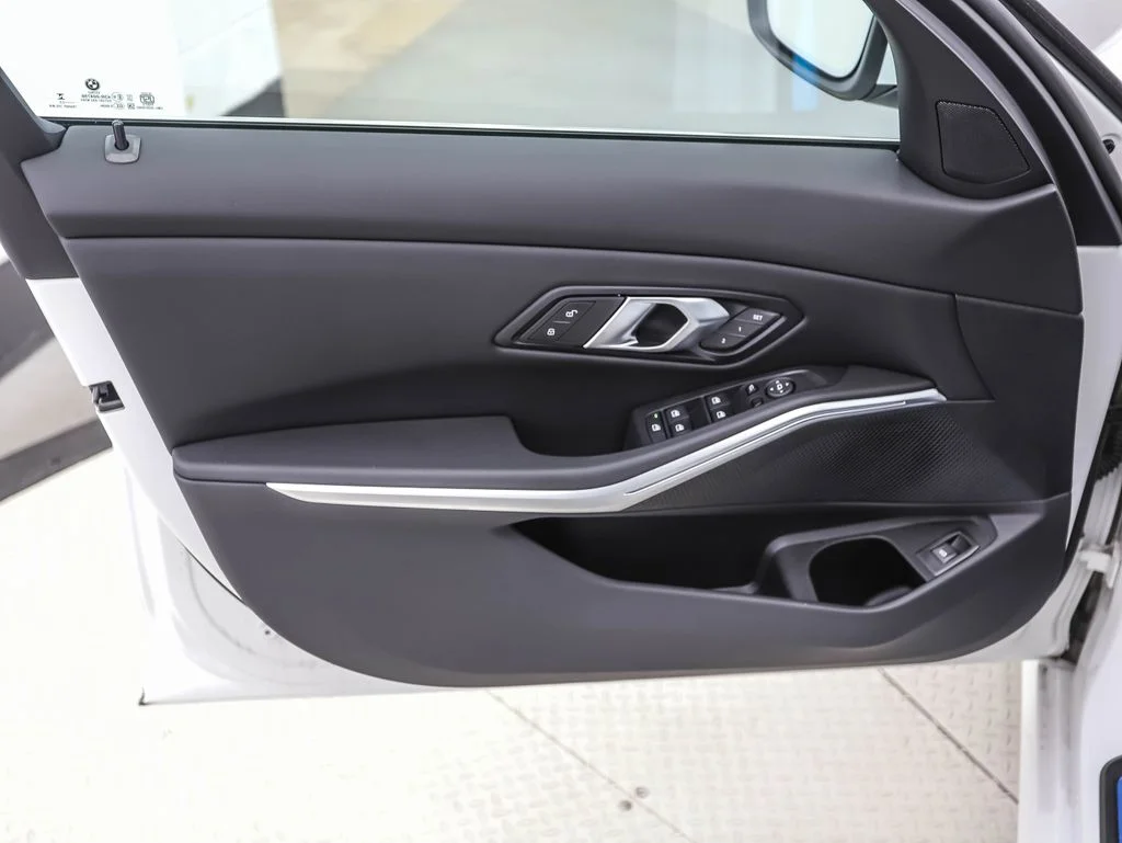 2025 BMW 3 Series 330i - Photo 9